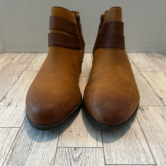 Clarks Addiy Cora tan Brown nubuck ankle Boots Distressed  strap buckle 8.5M Zip - Picture 4 of 13
